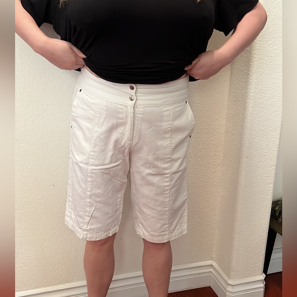 White double snap with zipper wide band long shorts.